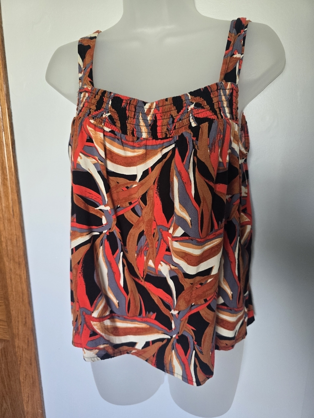 Evereve smocked tank top tropical abstract rust, red, black, cream Womans Medium